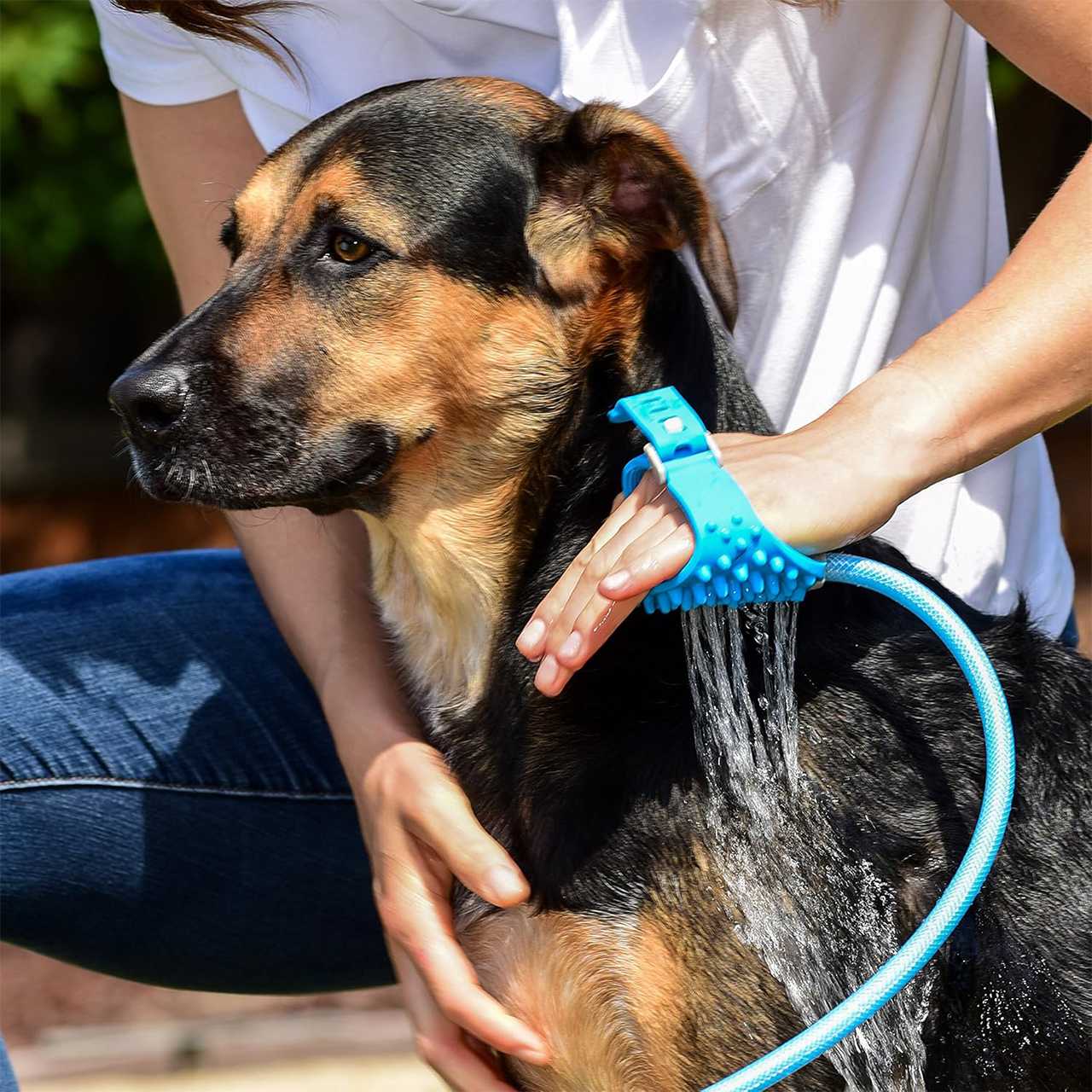 Puha, 100%-ban szilikonból készült, amely kíméletes a háziállatok bőréhez és szőréhez.